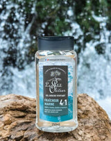 Le Petit Olivier Duschgel Maritime Frische 4-in-1 in natürlicher Kulisse auf Felsen vor Wasserfall.