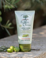 Le Petit Olivier feuchtigkeitsspendende Handcreme mit Olivenöl im Lifestyle-Setting