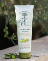 Le Petit Olivier feuchtigkeitsspendende Körpercreme mit Olivenöl im Lifestyle-Setting