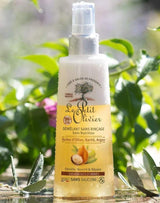 Le Petit Olivier Leave-in Pflegespray mit Olivenöl, Sheabutter und Arganöl auf Holztisch
