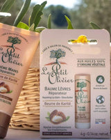 Le Petit Olivier reparierender Lippenbalsam mit Sheabutter in Kartonverpackung neben Handcreme mit Sheabutter
