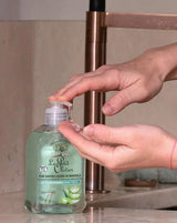 Le Petit Olivier Marseiller Flüssigseife mit Bio-Aloe Vera im Seifenspender bei der Anwendung am Waschbecken.