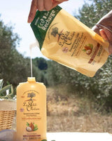 Le Petit Olivier Shampoo-Creme Nachfüllbeutel mit Olivenöl, Sheabutter und Arganöl beim Nachfüllen einer Shampooflasche