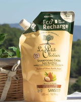 Le Petit Olivier Shampoo-Creme Nachfüllbeutel mit Olivenöl, Sheabutter und Arganöl neben Weidenkorb im Freien