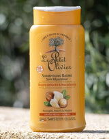 Le Petit Olivier Shampoo mit Sheabutter und Macadamia im Badezimmer