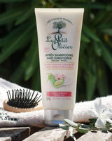 Le Petit Olivier Spülung für normales Haar mit süßer Mandel und Reiscreme neben Haarbürste und Handtuch