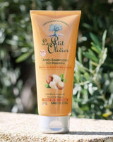 Le Petit Olivier Spülung für trockenes Haar mit Sheabutter und Macadamia im Badezimmer