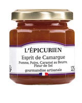 L'Épicurien Esprit de Camargue mit Apfel, Birne, Karamellcreme mit gesalzener Butter und Fleur de Sel im Glas mit goldfarbenem Schraubdeckel.