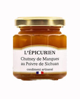 L'Épicurien Mango-Chutney mit Szechuanpfeffer im Glas mit goldfarbenem Schraubdeckel.
