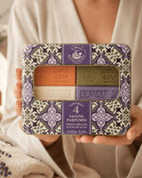 La Maison du Savon de Marseille Geschenkset mit Duftseifen Rose, Olivenöl, Eselsmilch und Lavendel in geöffneter Metalldose