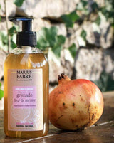 Marius Fabre Flüssigseife Granatapfel und Kirschblüte mit Pumpspender neben einem Granatapfel