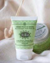 Marius Fabre Olivia Handcreme mit Orangenblüte in dekorativer Umgebung