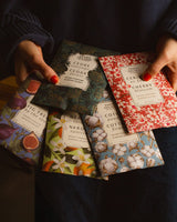 Panier des Sens Duftbeutel Set mit verschiedenen Sorten in der Hand gehalten.