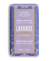 Panier des Sens Pflanzenseife Lavendel  mit Lavendelblüten in violetter Verpackung vor weißem Hintergrund