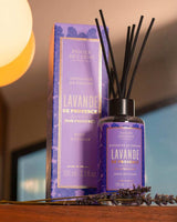 Panier des Sens Raumduft-Diffuser Lavendel der Provence mit Duftstäbchen in dekorativem Wohnambiente.