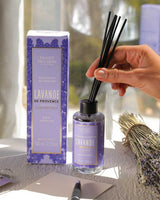 Panier des Sens Raumduft-Diffuser Lavendel der Provence beim Einsetzen der Duftstäbchen in stilvollem Wohnambiente.