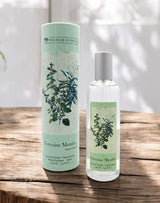 Provence et Nature Eau de Toilette Eisenkraut-Minze mit passender Verpackung auf Holztisch
