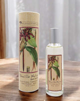 Provence et Nature Eau de Toilette Schwarze Vanille mit passender Verpackung auf Holztisch