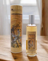 Provence et Nature Eau de Toilette Vanille und Kokosnuss mit passender Verpackung auf Holztisch