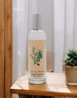 Provence et Nature Raumduftspray Eisenkraut Minze dekorativ auf einem Holztisch