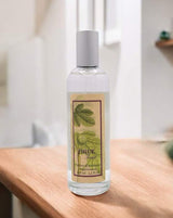 Provence et Nature Raumduftspray Feige auf einem Holztisch in hellem Wohnambiente