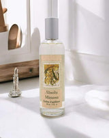 Provence et Nature Raumduftspray Mimose dekorativ vor einem hellen Fenster