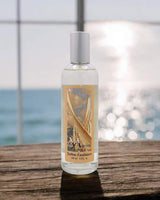 Provence et Nature Raumspray Meeresduft auf Holztisch vor dem Meer